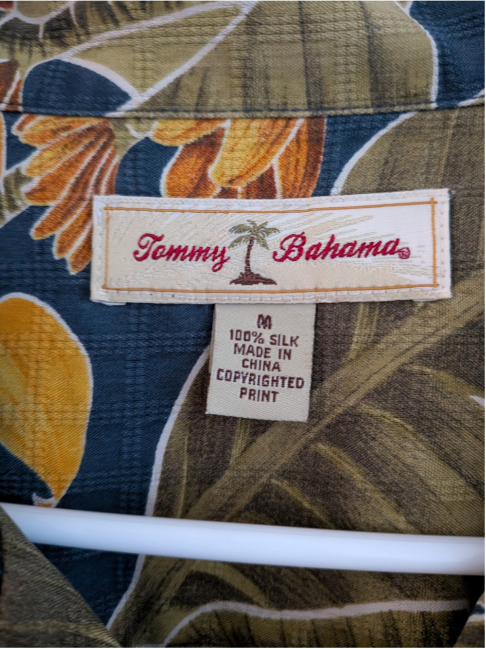 Tommy Bahama Men’s M 100% Silk Parrot Floral Hawaiian Camp Shirt Tropical - Picture 5 of 5